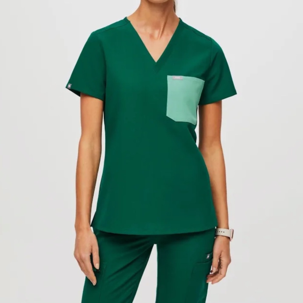 FIGS 💚 Catarina Contrast Pocket Scrub Top